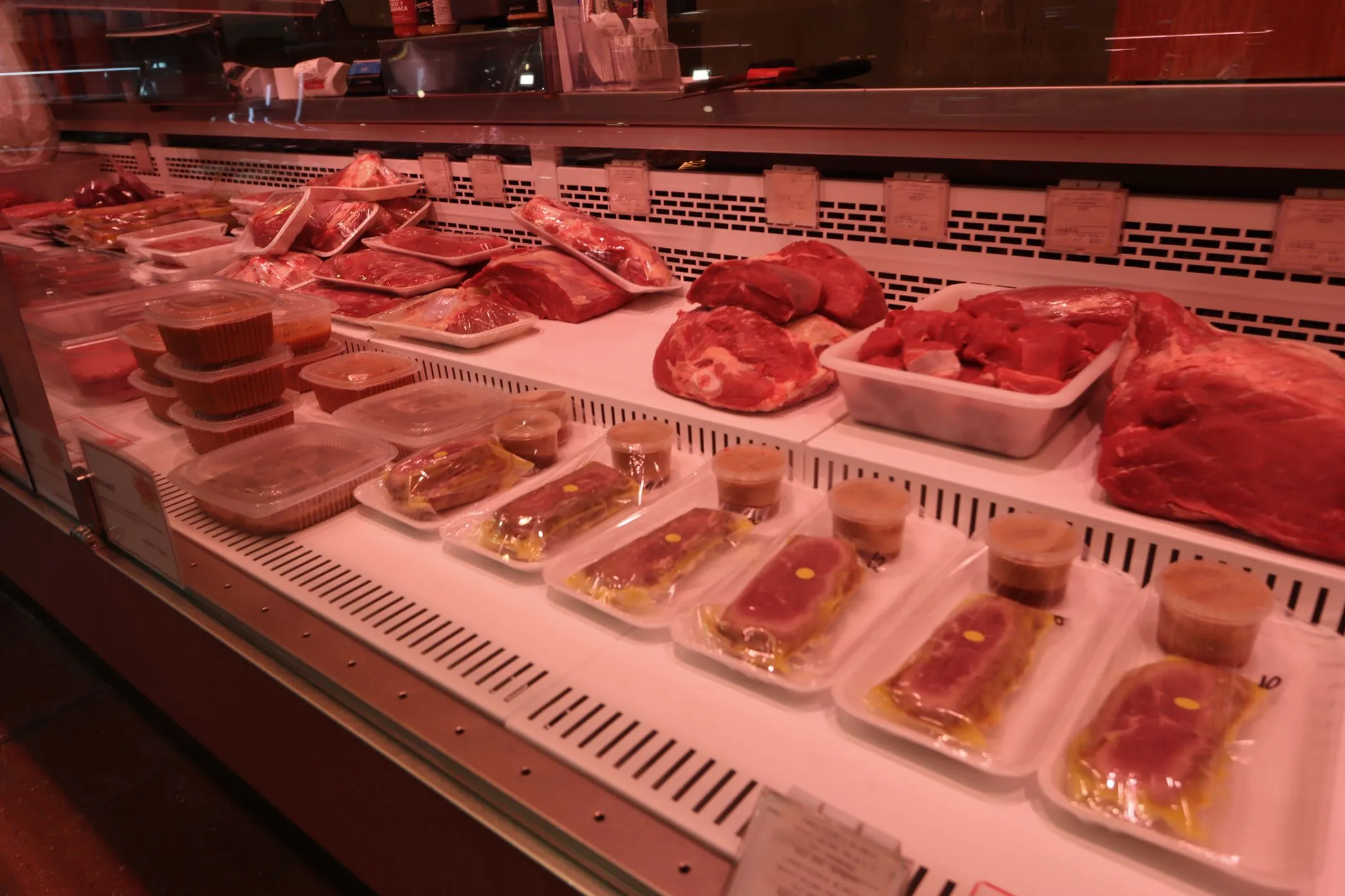Taulell refrigerat amb carn envasada al buit